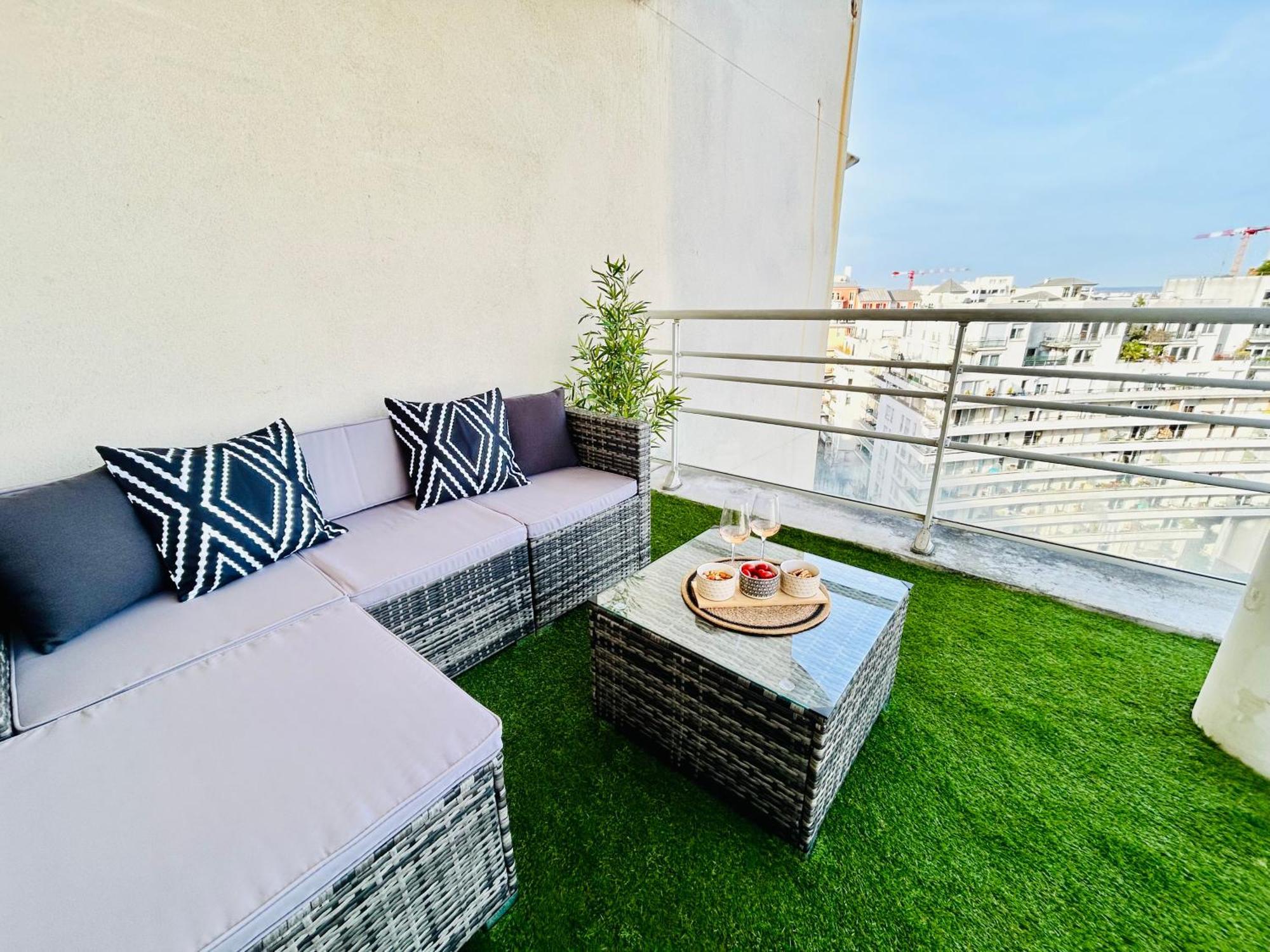 Magnifique 2 Pieces Avec Terrasse, Paris La Defense Apartment